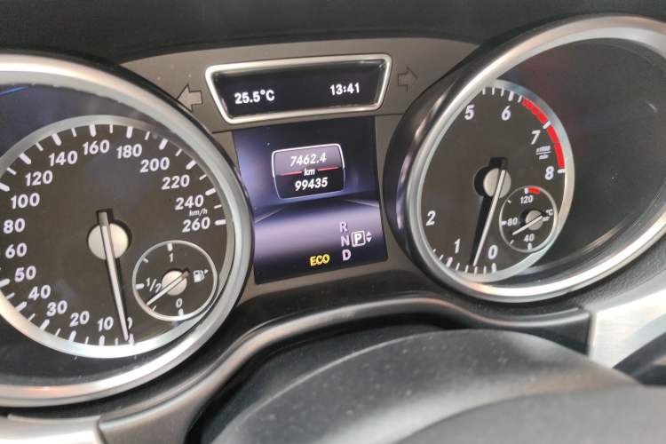 Used Mercedes-Benz M-Class 2015 ML 320 4MATIC Odometer Close Up