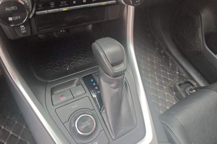 Used Toyota Wildlander 2020 Dual-Motor 2.5L E-CVT Four-Wheel Drive Luxury Edition Gear Lever