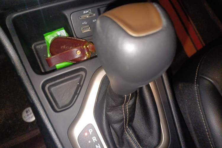 Used Jeep Cherokee 2017 2.0L Superior Edition Gear Lever