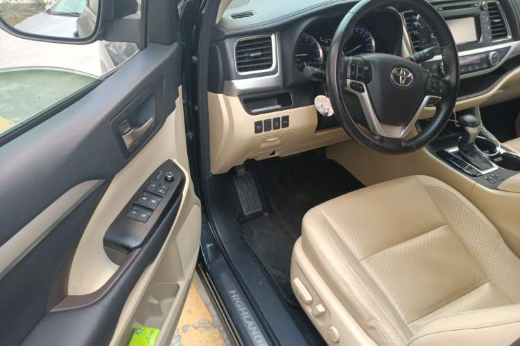 Used Toyota Highlander 2018 2.0T Two-Wheel-Drive Luxury Edition 7 Seats Emission Standard China V Driver Seat