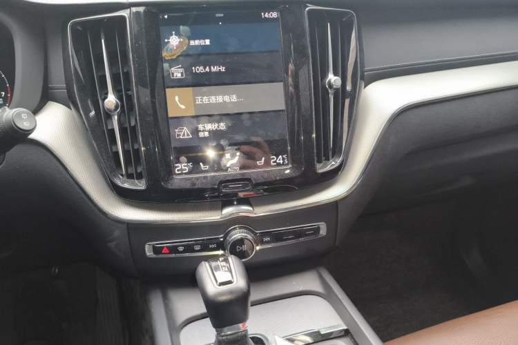 Used Volvo XC60 2021 T5 4x4 Smart Luxury Edition Audio And AC Panel