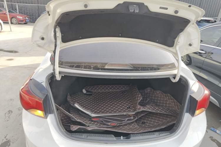 Used Hyundai Elantra (5th Generation / Langdong) 2016 1.6L Automatic Smart Version