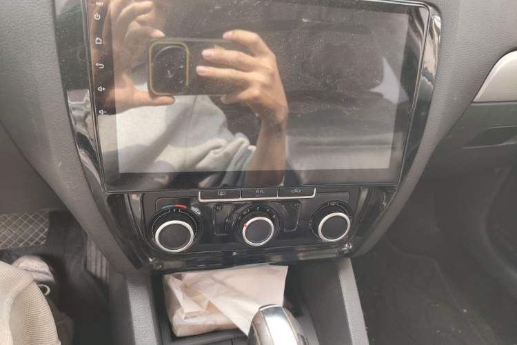 Used Volkswagen Sagitar 2012 1.6L Automatic Comfort Edition Audio And AC Panel