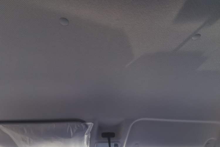 Used Wuling Yangguang 2024 300KM Comfort Version Passenger Van 75kW