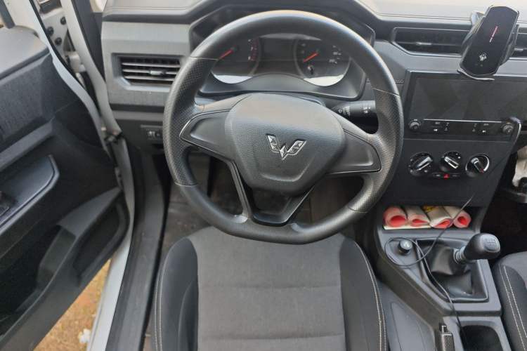 Used Wuling Hongguang PLUS 2020 1.5L Manual Standard Edition 5 Seats Steering Wheel