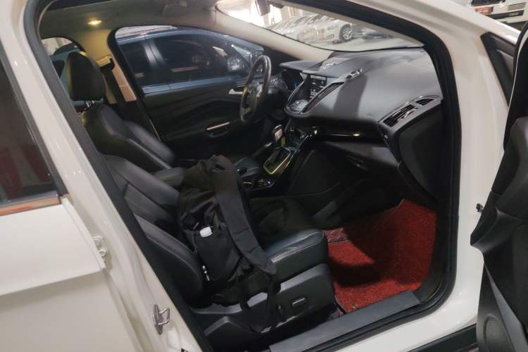 Used Ford Kuga 2015 2.0L GTDi Four-Wheel-Drive Sport Model Right Front Seat