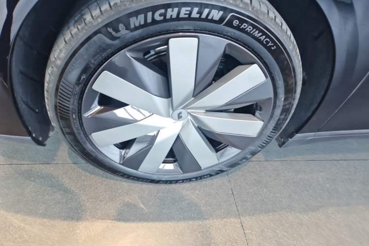 Used Li Auto i6 2025 Model Two-Wheel-Drive Standard Type Left Front Wheel Hub