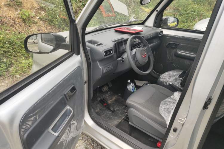 Used Wuling Zhiguang New Energy 2025 Standard Model Driver Seat