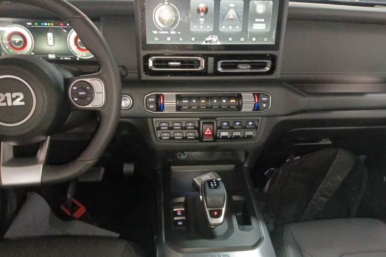 Used 212 T01 2024 2.0T Explorer