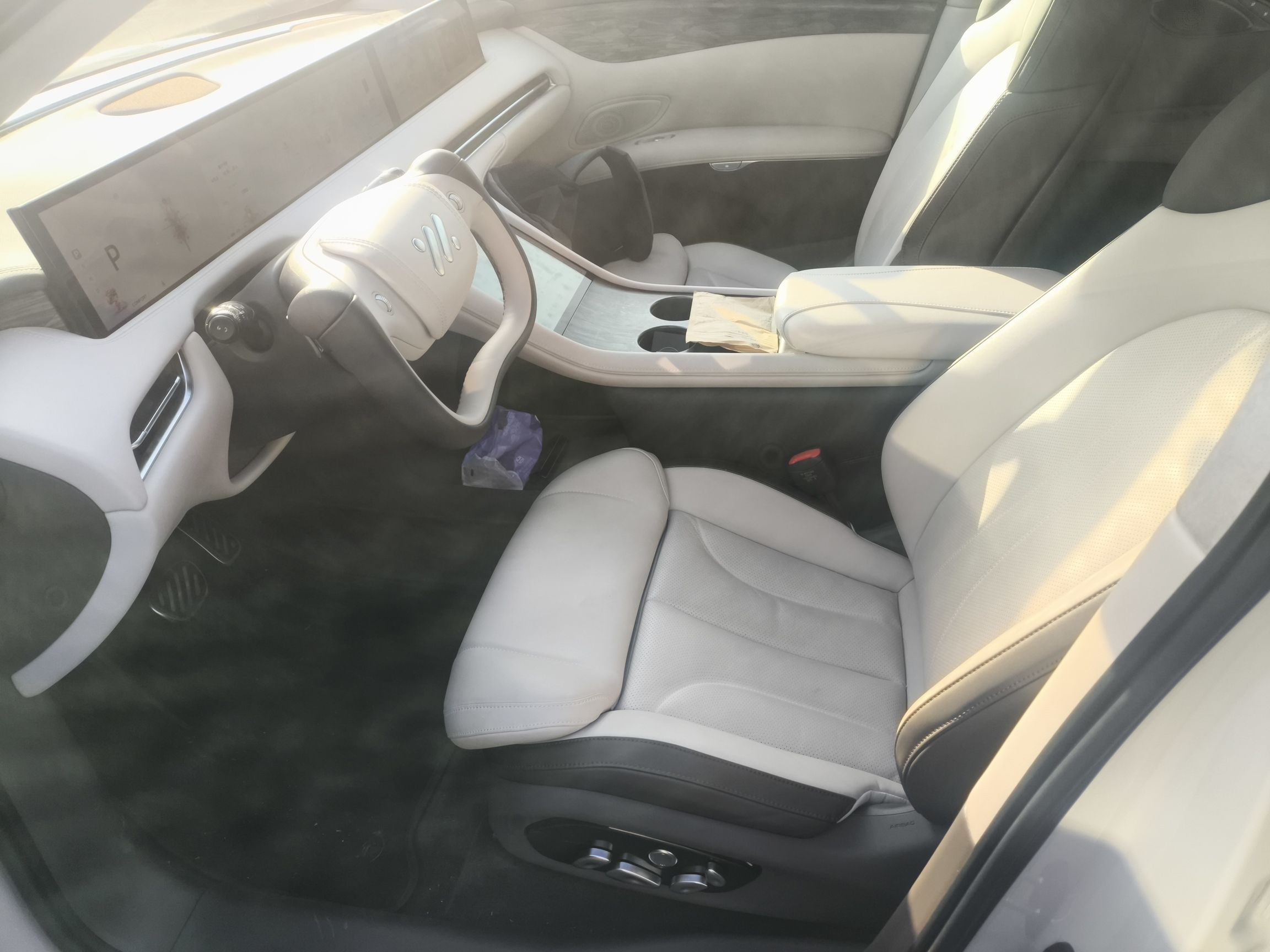 المقاعد الأمامية داخل السيارة