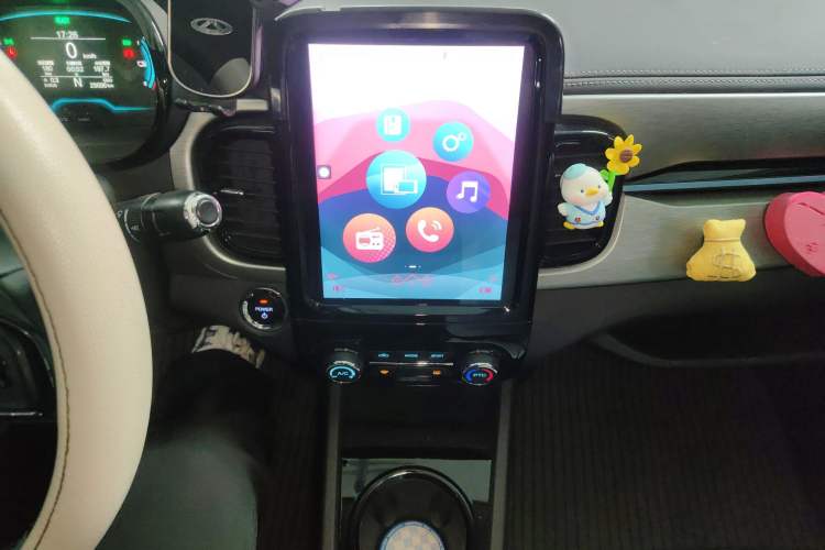 Used Chery QQ Little Ant 2022 Sweet Pink Edition Low-Sugar Version Lithium Iron Phosphate 29.2 kWh 30 kW 301 km Audio And AC Panel