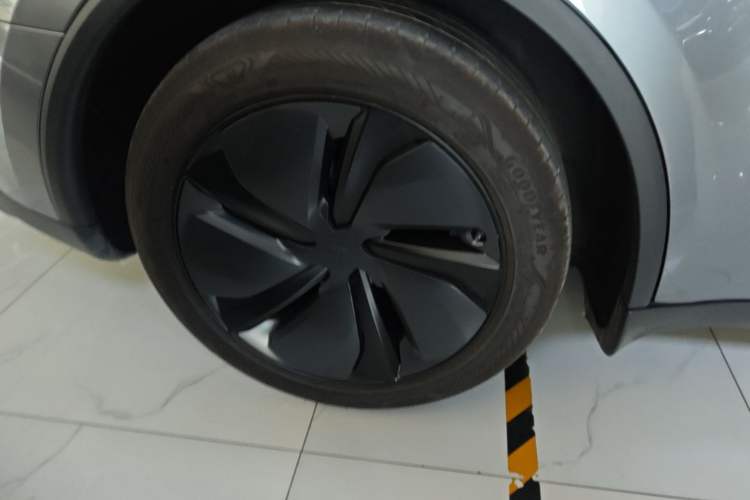 Used Tesla Model Y 2025 Rear-Wheel Drive First Edition Right Rear Wheel Hub