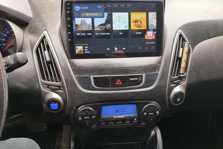 Used Hyundai ix35 2012 2.0L Automatic Two-Wheel Drive Elite Edition GLS Audio And AC Panel