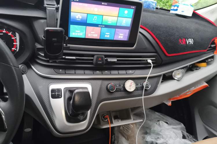 Used SAIC MAXUS Xintu V90 2022 2.0T AMT Yunjie Front-Wheel-Drive Short Wheelbase Mid-Roof Design with Single Rear Tire and 6 Seats