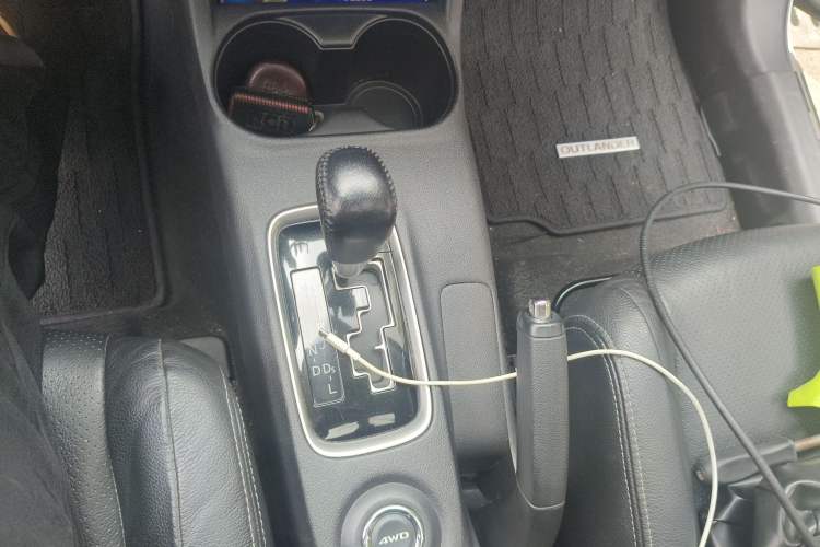 Used Mitsubishi Outlander 2014 2.4L 4x4 Deluxe Value Edition 5 Seats
