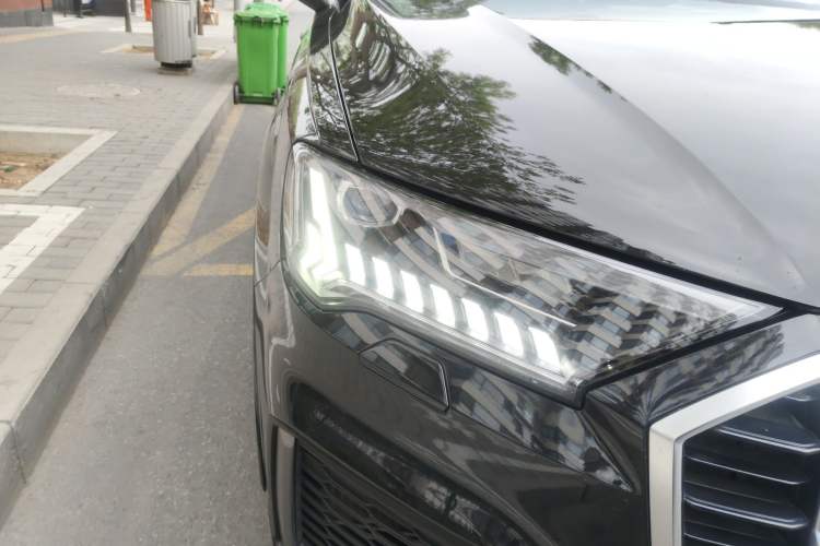 Used Audi Q7 2022 55 TFSI quattro S line Sport model Right Front Headlight