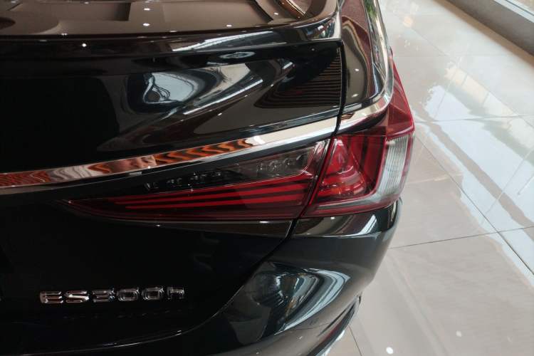 Used Lexus ES 2020 300h Premier Edition
