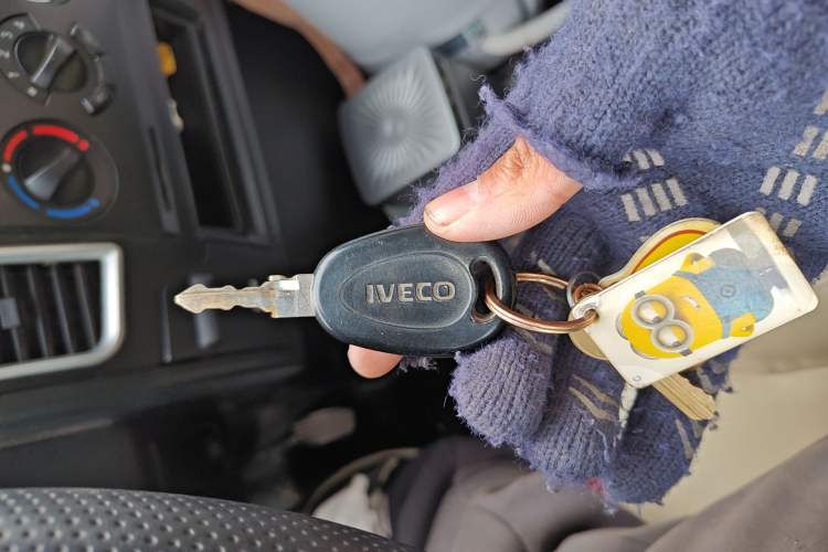 Used Iveco Daily 2020 2.5T A35 Passenger Van Single-Tire Mid-Roof Design 5-9 Seats with Sliding Side Door Meeting China V Emission Standards