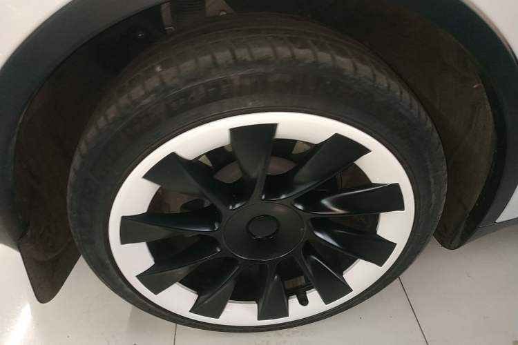 Used Tesla Model Y 2023 Long-Range All-Wheel-Drive Version