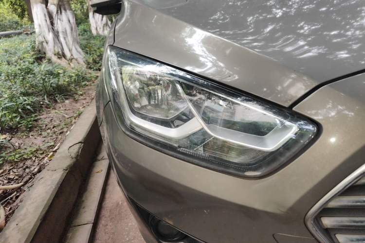 Used Ford Escort 2015 1.5L Automatic Fashion Model Right Front Headlight