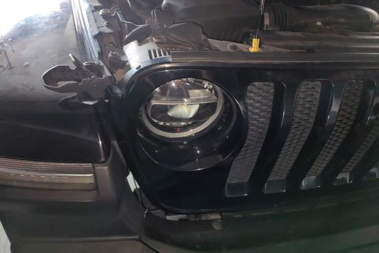 Used Jeep Wrangler 2019 2.0T Sahara Four-Door Version China VI Emission Standard Right Front Headlight
