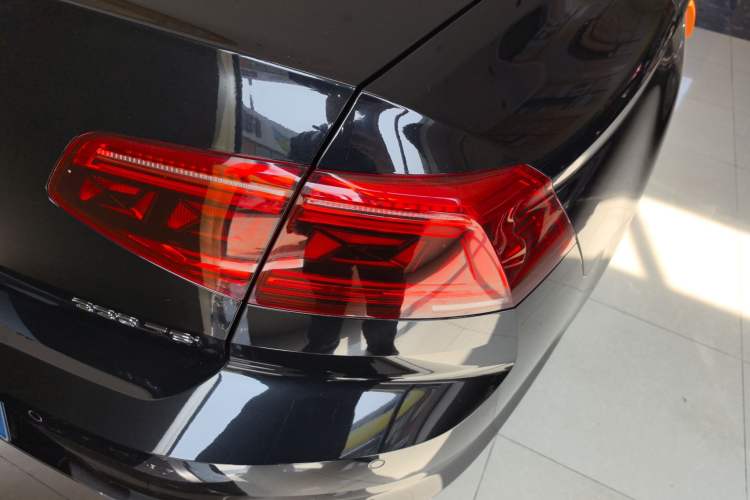 Used Volkswagen Magotan 2020 330TSI DSG Luxury Edition Right Rear Taillight