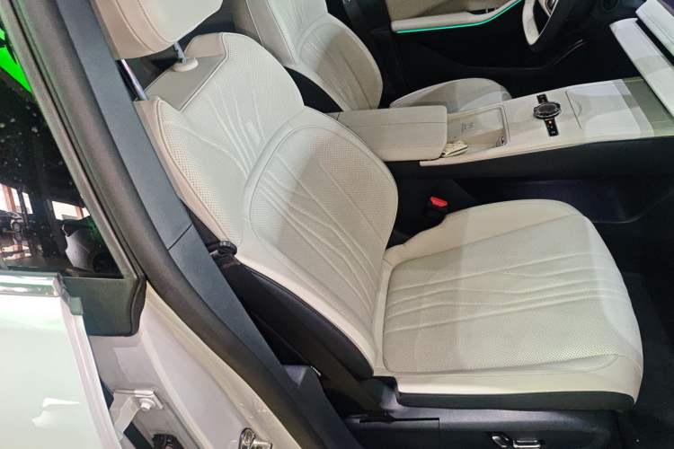 Used Geely Galaxy E8 2024 665 km Range Rear-Drive Starship Long-Range Version Right Front Seat