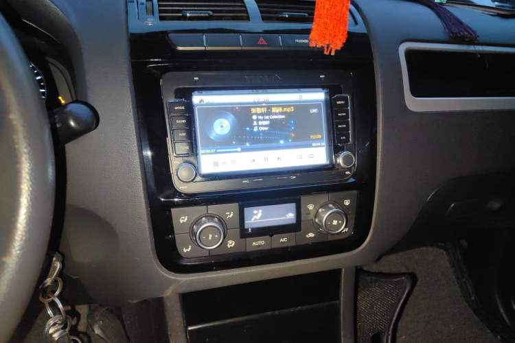 Used Yema T70 2016 Upgraded Model 1.8L Manual Elite Version Audio And AC Panel