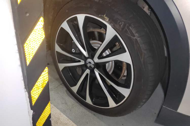 Used Nio ES8 2023 100kWh Signature Edition Right Front Wheel Hub