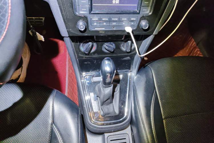 Used Volkswagen C-TREK 2018 1.5L Automatic Comfort Model Gear Lever