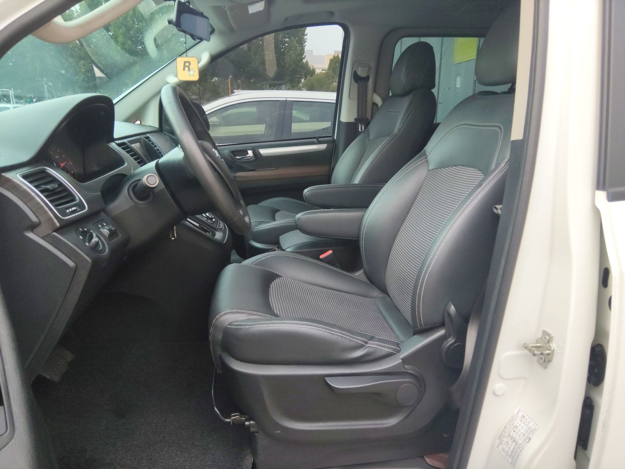 Переднее сиденье в автомобиле