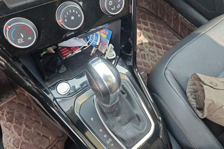 Used Volkswagen T-ROC 2021 280TSI DSG Two-Wheel Drive Comfort Connect Edition Gear Lever