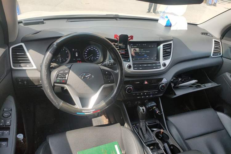 Used Hyundai Tucson 2015 1.6T Dual-Clutch Two-Wheel-Drive Smart Model Center Console