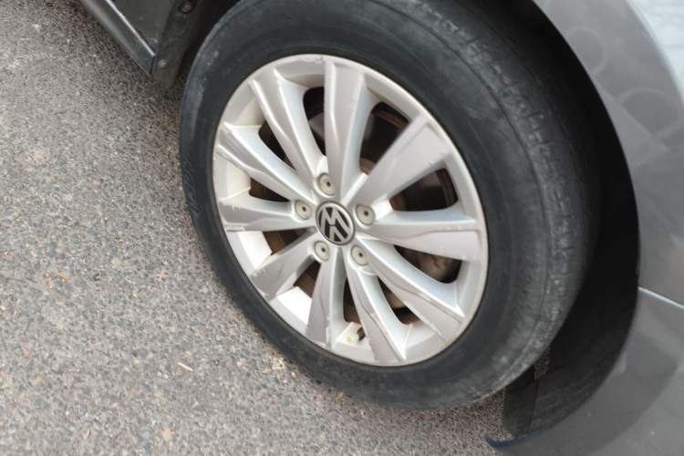 Used Volkswagen Sagitar 2014 Revised Version 1.4TSI Automatic Luxury Edition Right Front Wheel Hub