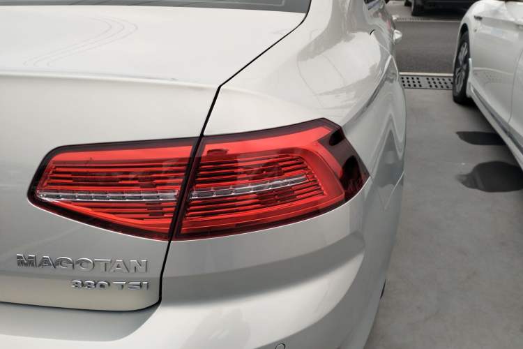 Used Volkswagen Magotan 2019 330TSI DSG Luxury Model China V Standard Exterior 3