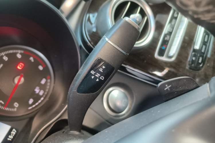 Used Mercedes-Benz GLC 2019 Facelift GLC 260 L 4MATIC Luxury Model Gear Lever