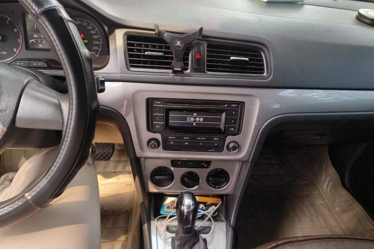 Used Volkswagen Lavida 2013 Revised Classic 1.6L Automatic Fashion Edition Audio And AC Panel