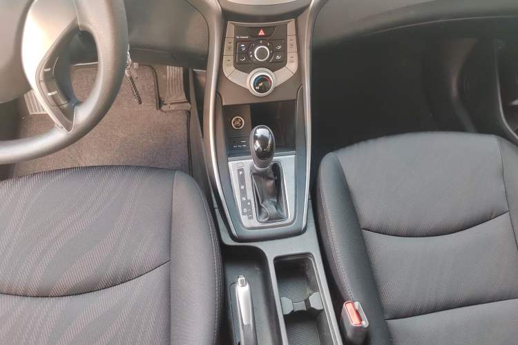 Used Hyundai Elantra (5th Generation / Langdong) 2016 1.6L Automatic Smart Version