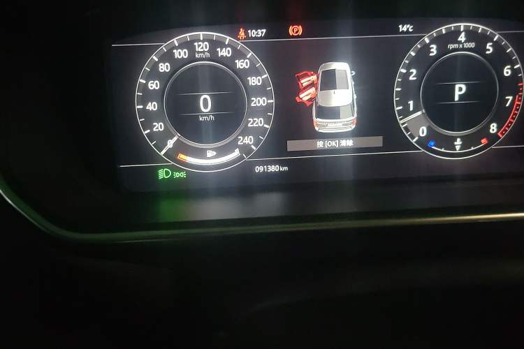 Used Land Rover Range 2018 3.0 SC V6 Vogue Extended-Length Model Odometer Close Up