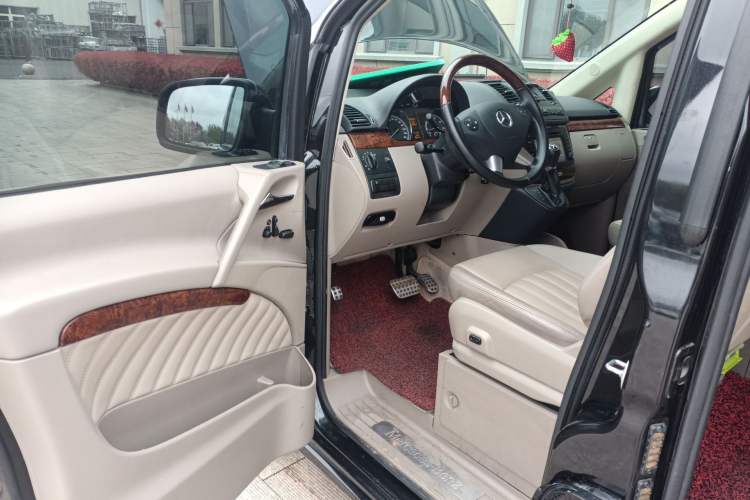 Used Mercedes-Benz Viano 2014 3.5L Premier Edition Interior 3