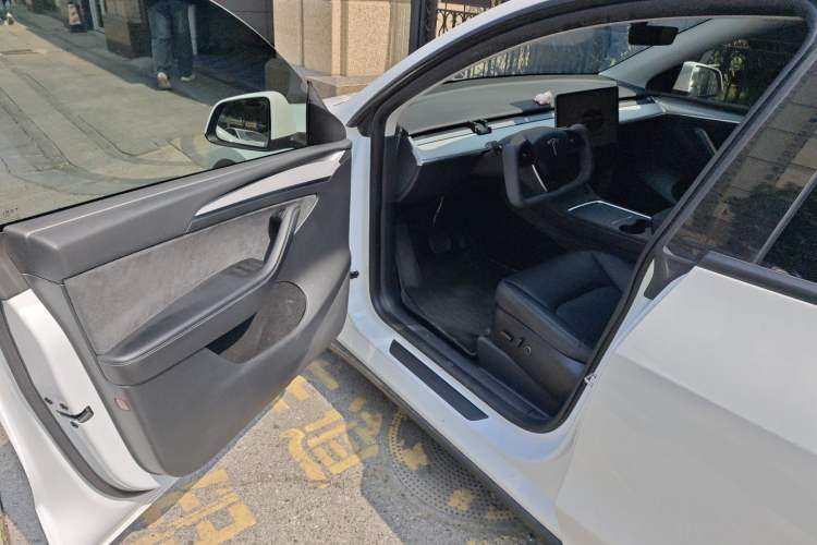 Used Tesla Model Y 2024 Long-Range All-Wheel-Drive Version