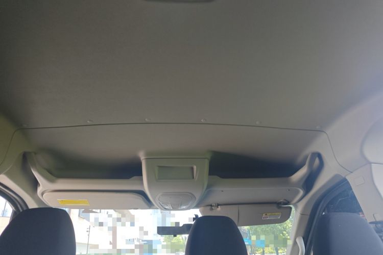 Used SAIC MAXUS Xintu V90 2022 2.0T AMT Yunjie Front-Wheel-Drive Short Wheelbase Mid-Roof Design with Single Rear Tire and 6 Seats