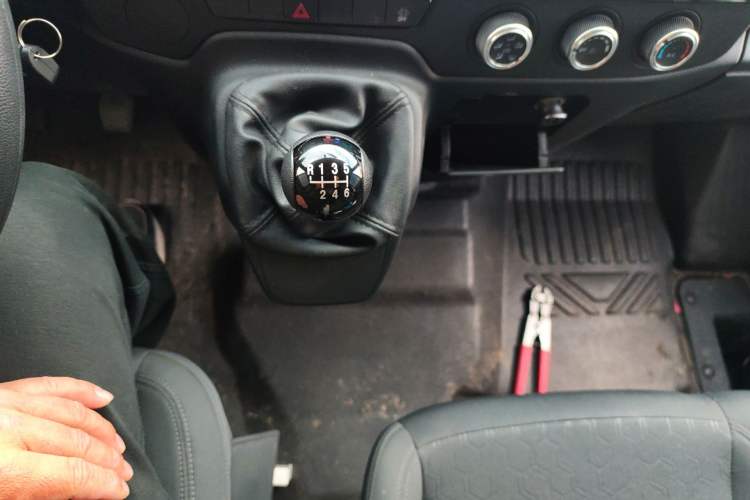 Used JMC Fushun 2023 2.0T Manual Mid-Drive Mid-Roof Commercial Multi-Purpose 7-Seater Passenger Vehicle