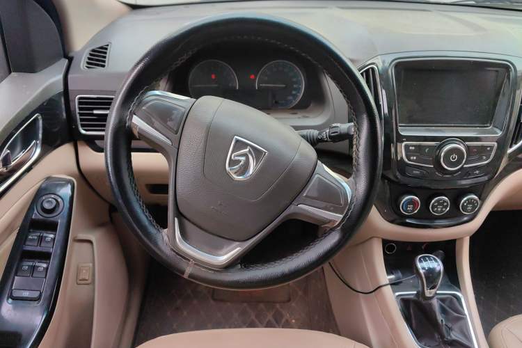Used Baojun 730 2014 1.5L manual Comfort ESP version 7 seats Steering Wheel