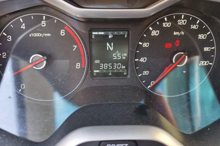 Used Baojun 310 2017 1.5L Automatic Fashion Model Odometer Close Up