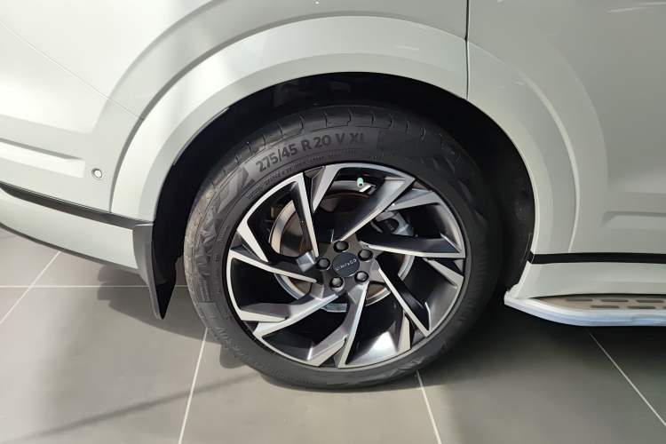 Used Lynk & Co 09 2021 2.0T Halo Six-Seater
