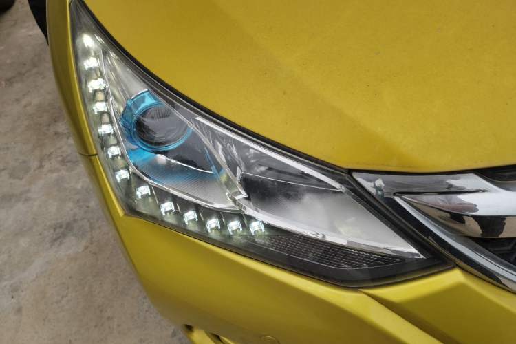 Used BYD Song 2016 Gaishi Edition 1.5TID Automatic Luxury Model Right Front Headlight