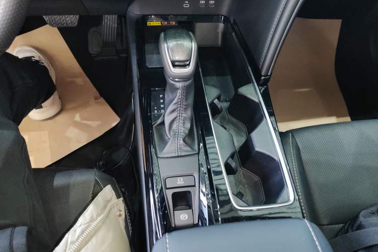 Used Toyota Camry 2024 Dual-Motor 2.0 HGVP Luxury Edition Gear Lever