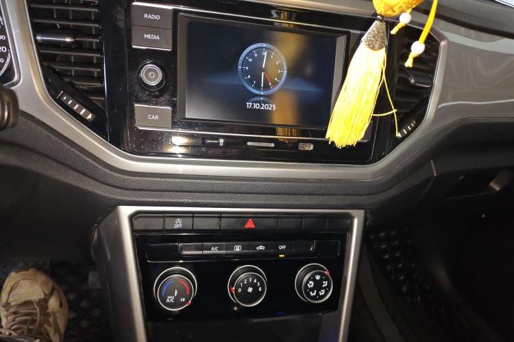 Used Volkswagen T-ROC 2020 230TSI DSG Two-Wheel Drive Advanced Version Audio And AC Panel