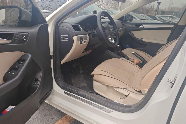 Used Volkswagen Sagitar 2015 1.6L Automatic Comfort Model
